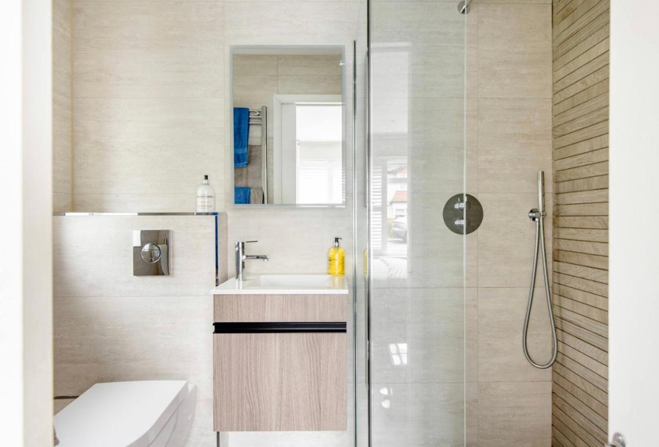 Arlington - Private Room And En-Suite Woking Exterior photo